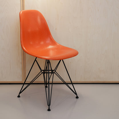 Eames 유리 섬유 사이드 체어