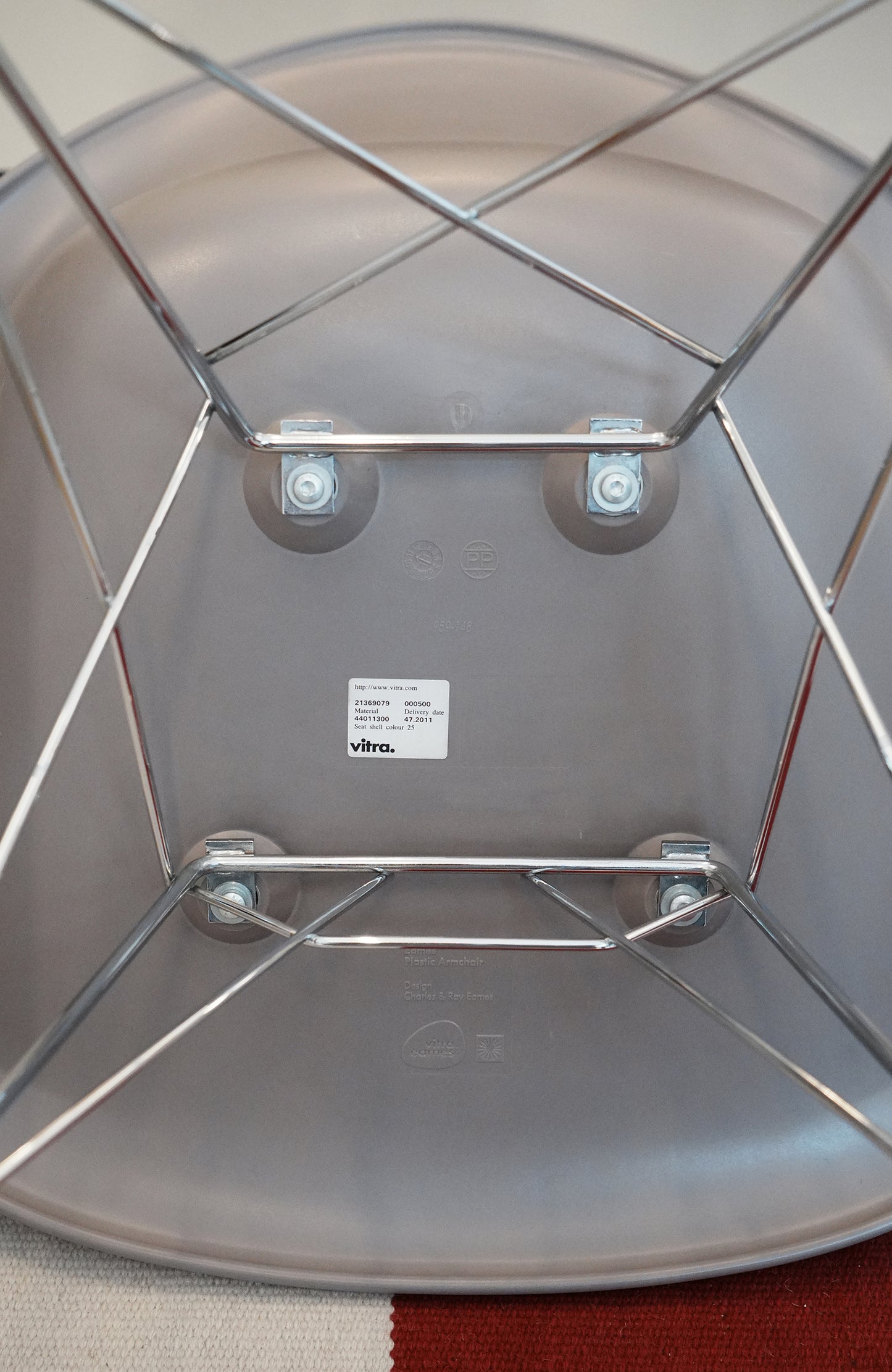 임스 RAR 플라스틱 안락 의자 RE