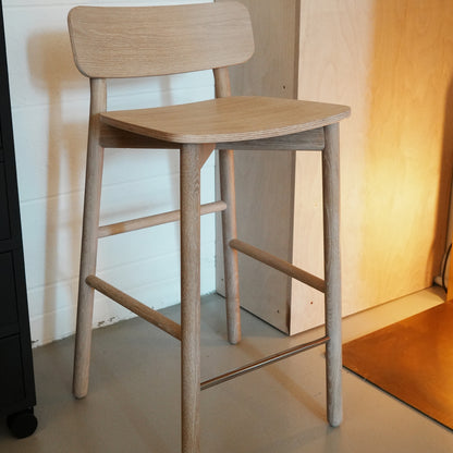 Hven Bar Stool / White Oiled Oak / 67 cm / Ex-Display by Fritz Hansen