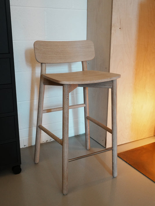 Hven Bar Stool / White Oiled Oak / 67 cm / Ex-Display by Fritz Hansen