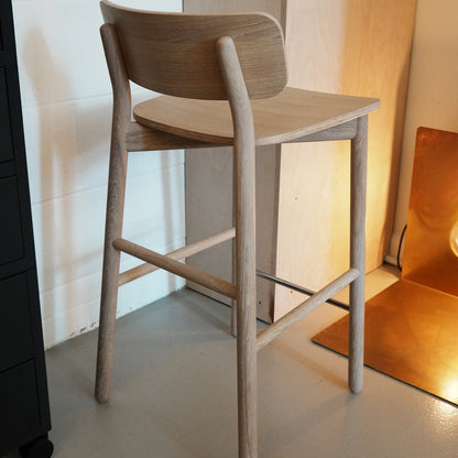 Hven Bar Stool / White Oiled Oak / 67 cm / Ex-Display by Fritz Hansen