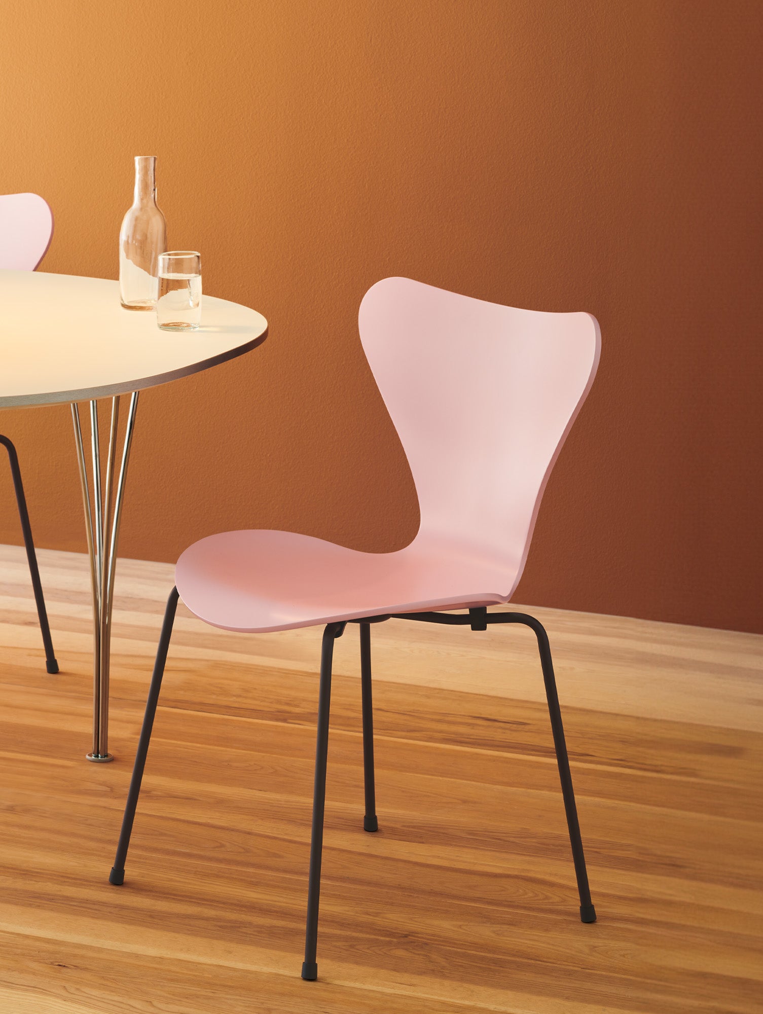 Series 7™ 3107 Dining Chair by Fritz Hansen - Pale Rose