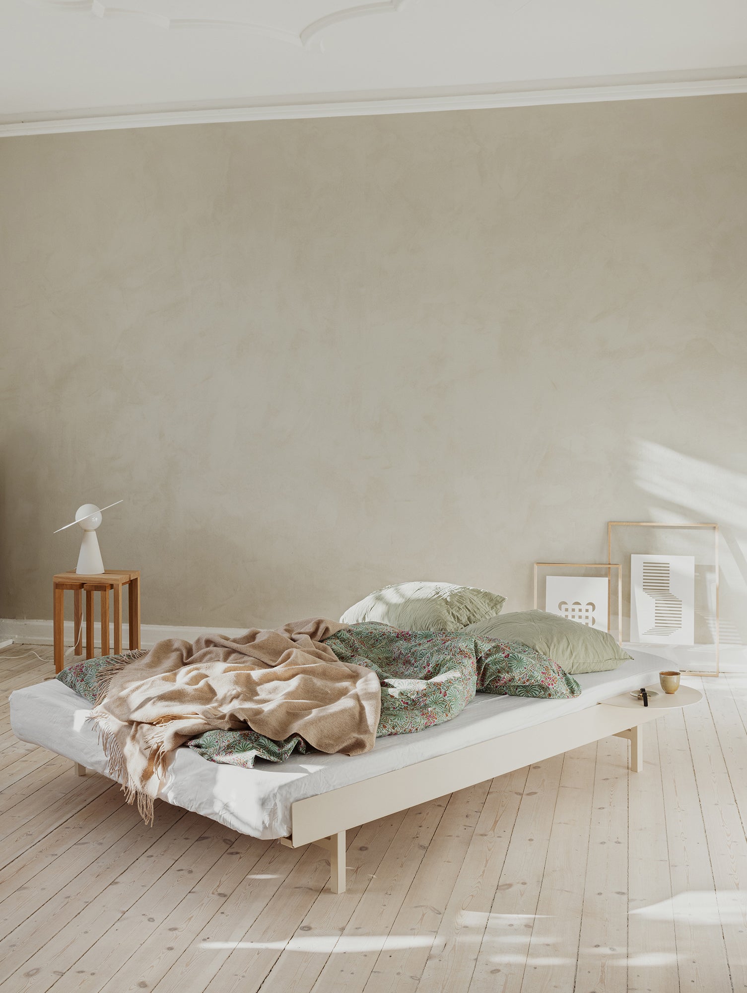 Moebe Bed 90-180 cm with Side Table - Sand