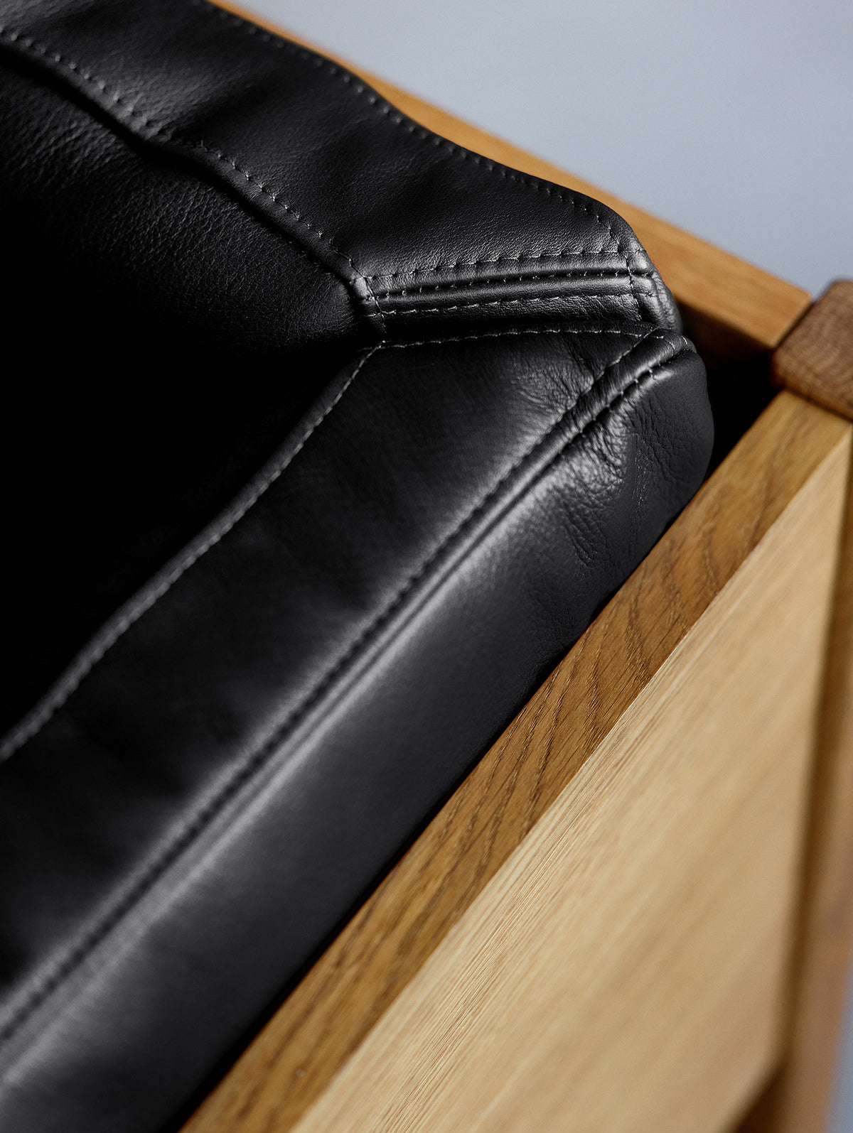 Moebe Lounge Chair by Moebe - Oak Frame / Black Leather