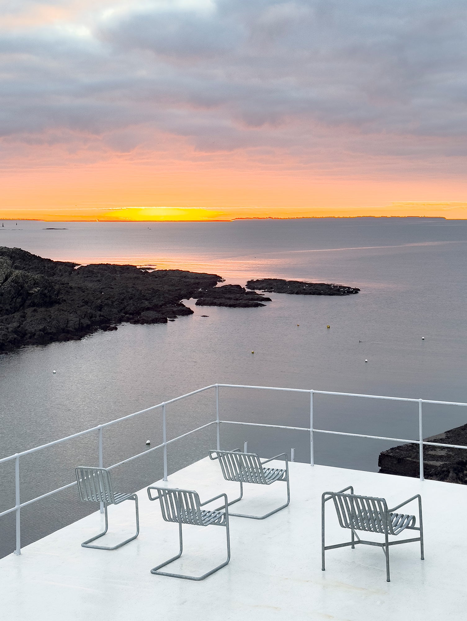 Palissade Cantilever Family by HAY