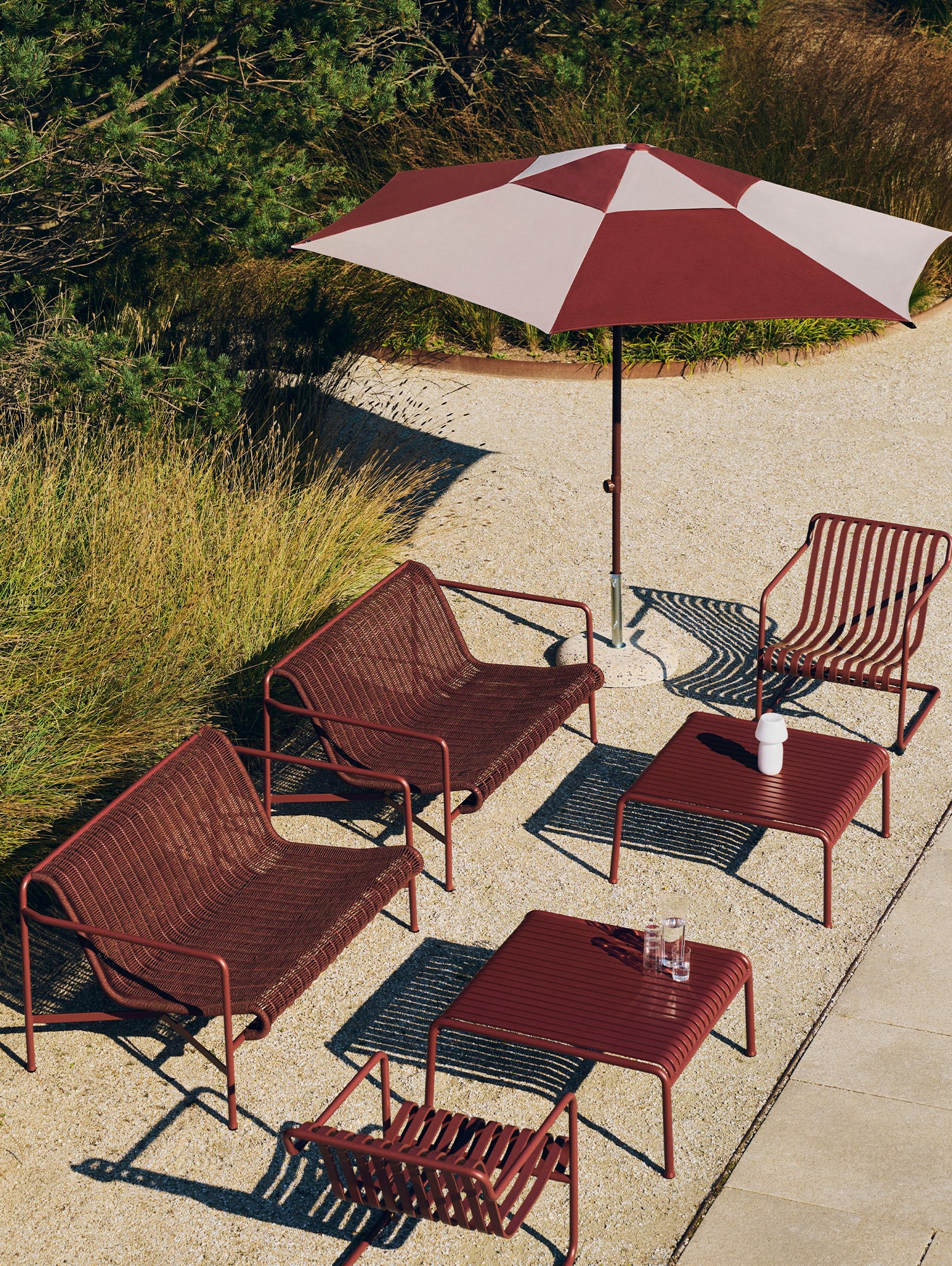 Palissade Cantilever Lounge Chair Low by HAY - Iron Red