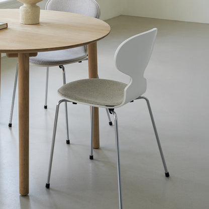 White Lacquered Shell / Hallingdal 65 110