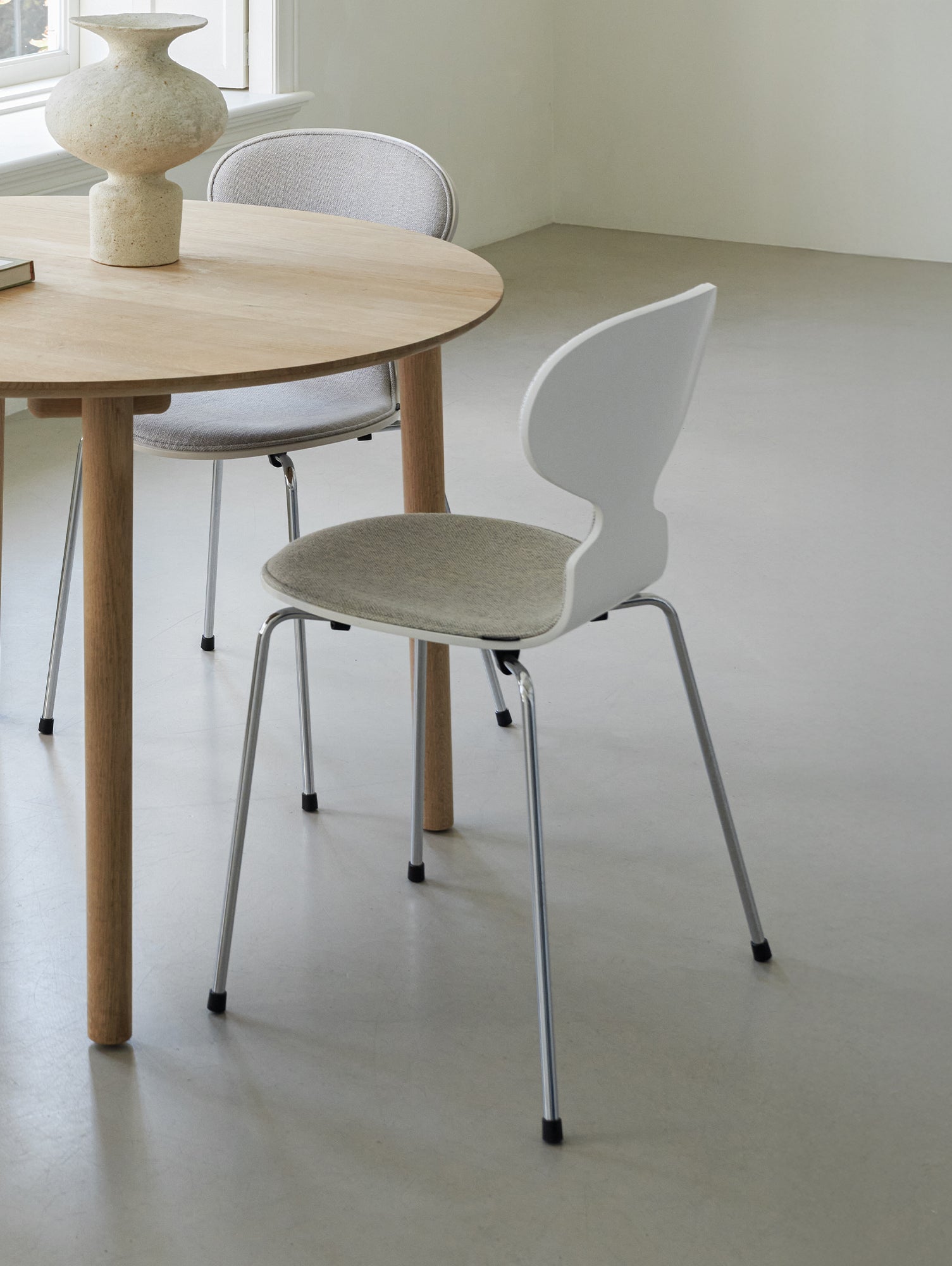 White Lacquered Shell / Hallingdal 65 110