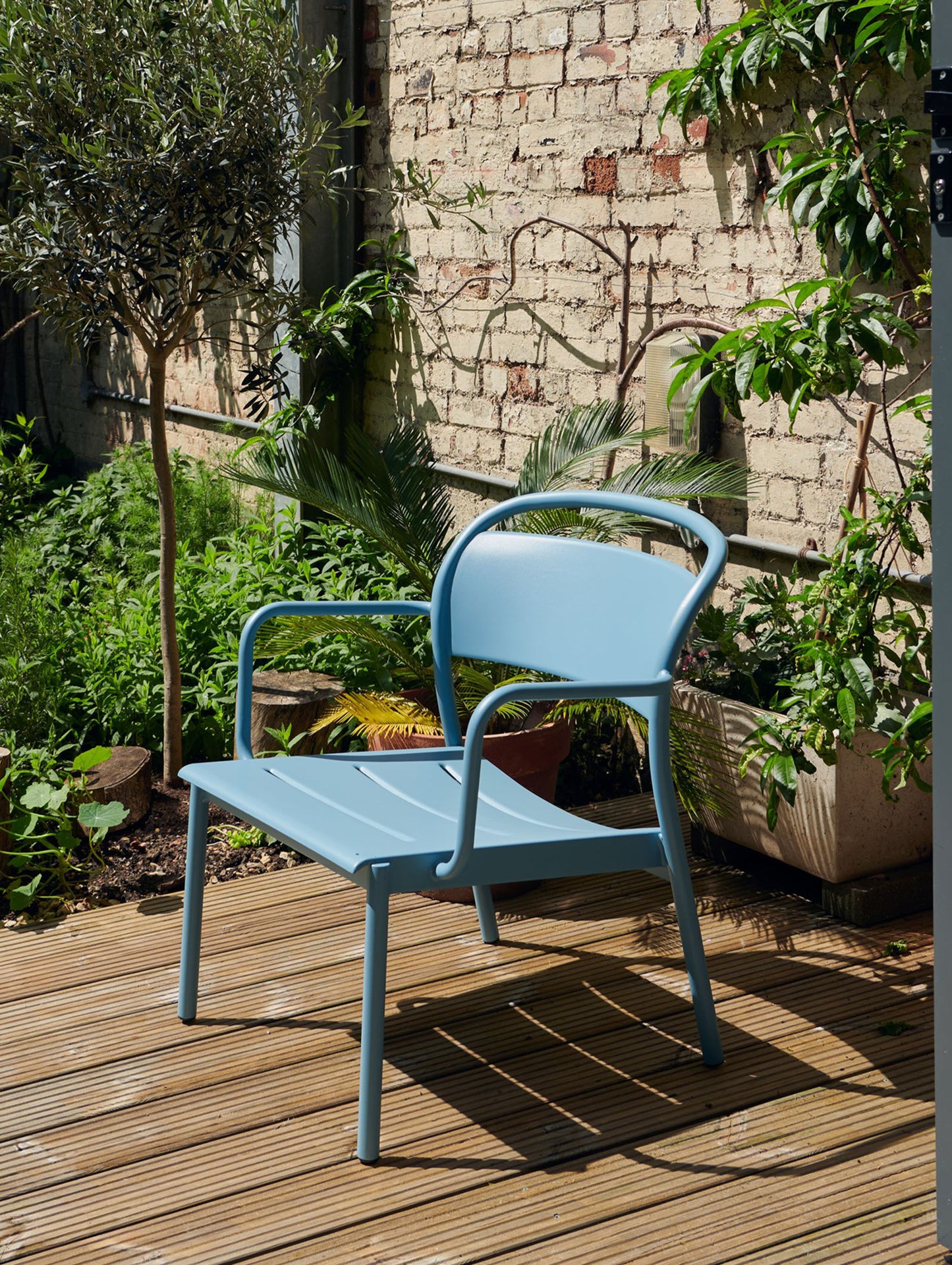 Linear Steel Lounge Armchair by Muuto - Pale Blue