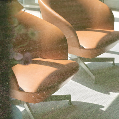 회전 베이스가 있는 오슬로 라운지 의자