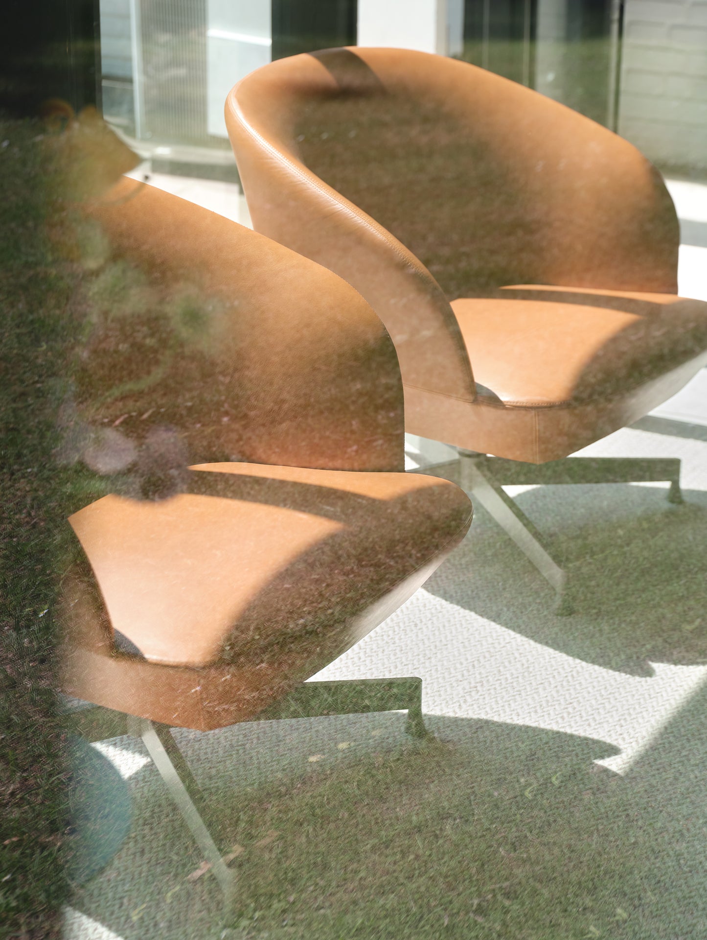 회전 베이스가 있는 오슬로 라운지 의자