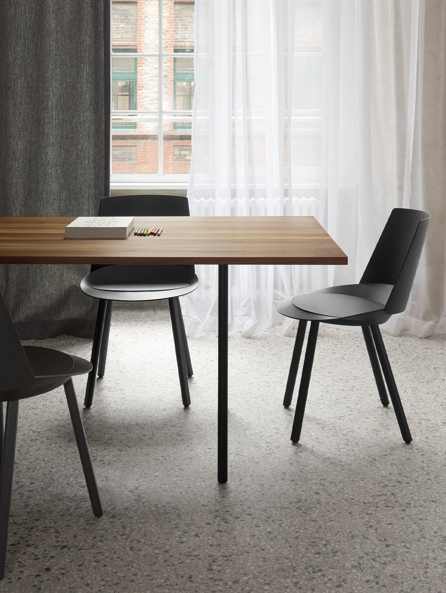 CH04 Houdini Chair by e15 - Jet Black