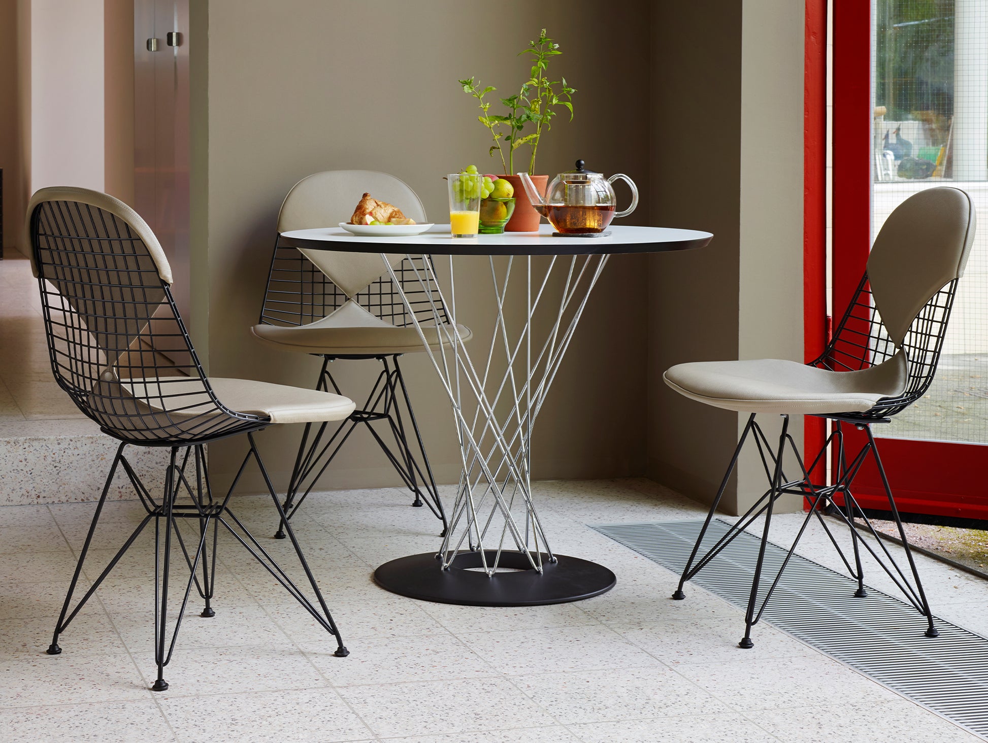 Noguchi Dining Table by Vitra - Diameter: 90 cm