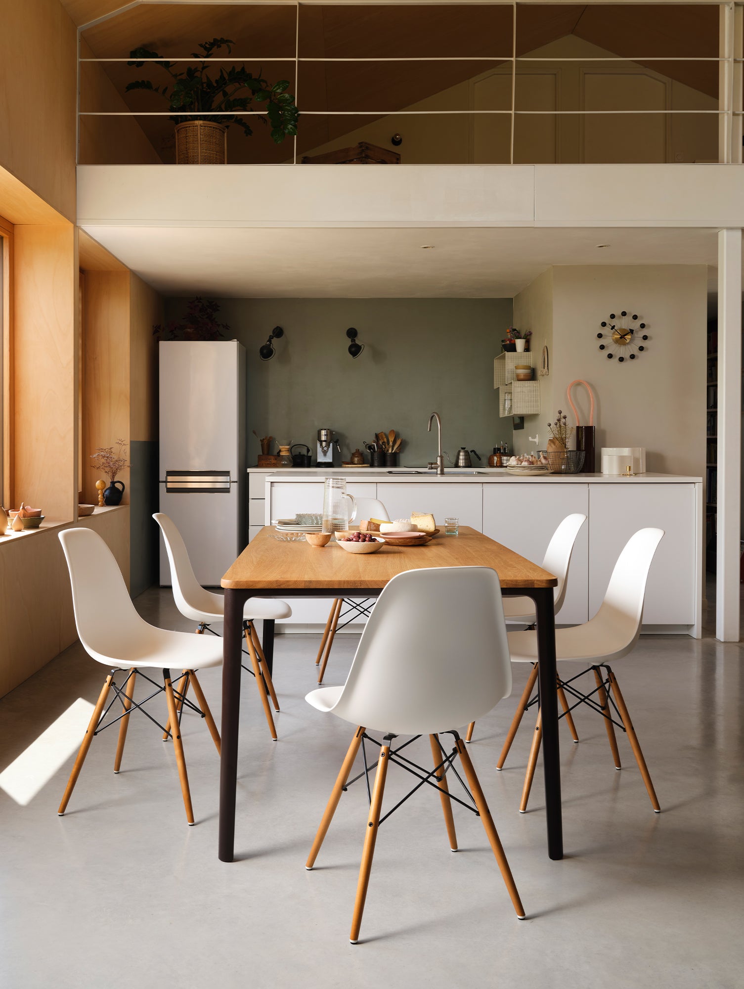Plate Dining Table by Vitra - Width: 90 cm / Length: 200 cm / Basic Dark Base / Natural Oak Tabletop